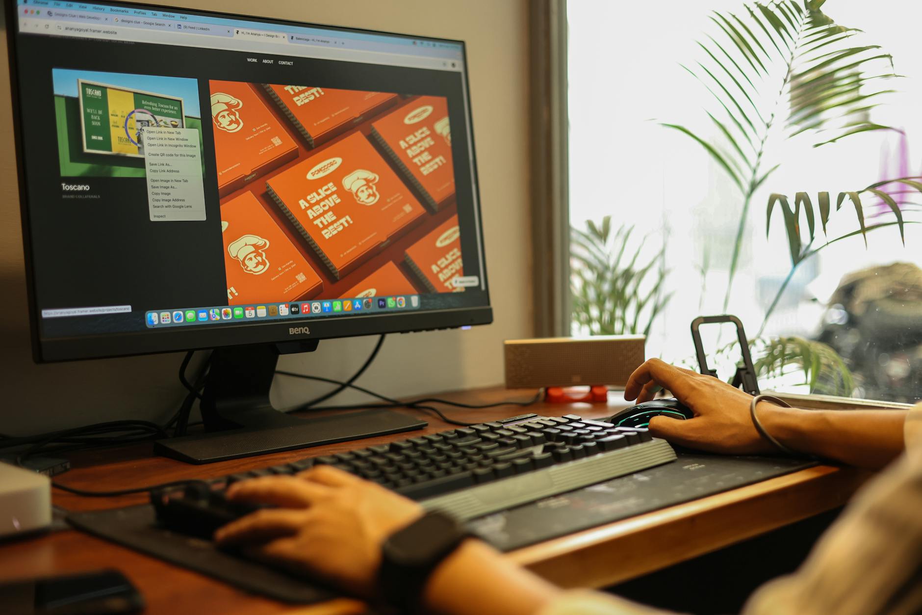 Profissional de SST realizando uma Análise Ergonômica do Trabalho (AET) em um escritório em Curitiba. — Medicina Ocupacional Curitiba