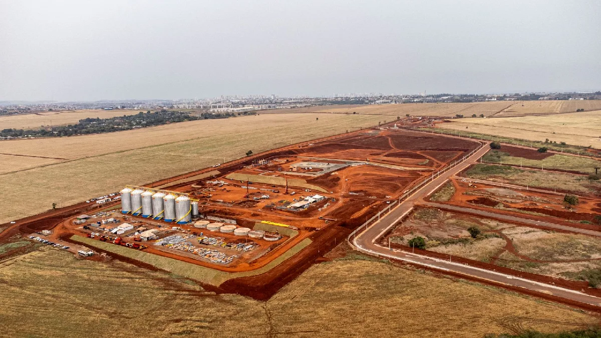 Vista aérea de um grande canteiro de obras com desenvolvimento industrial em Londrina, Brasil. — Medicina Ocupacional Curitiba