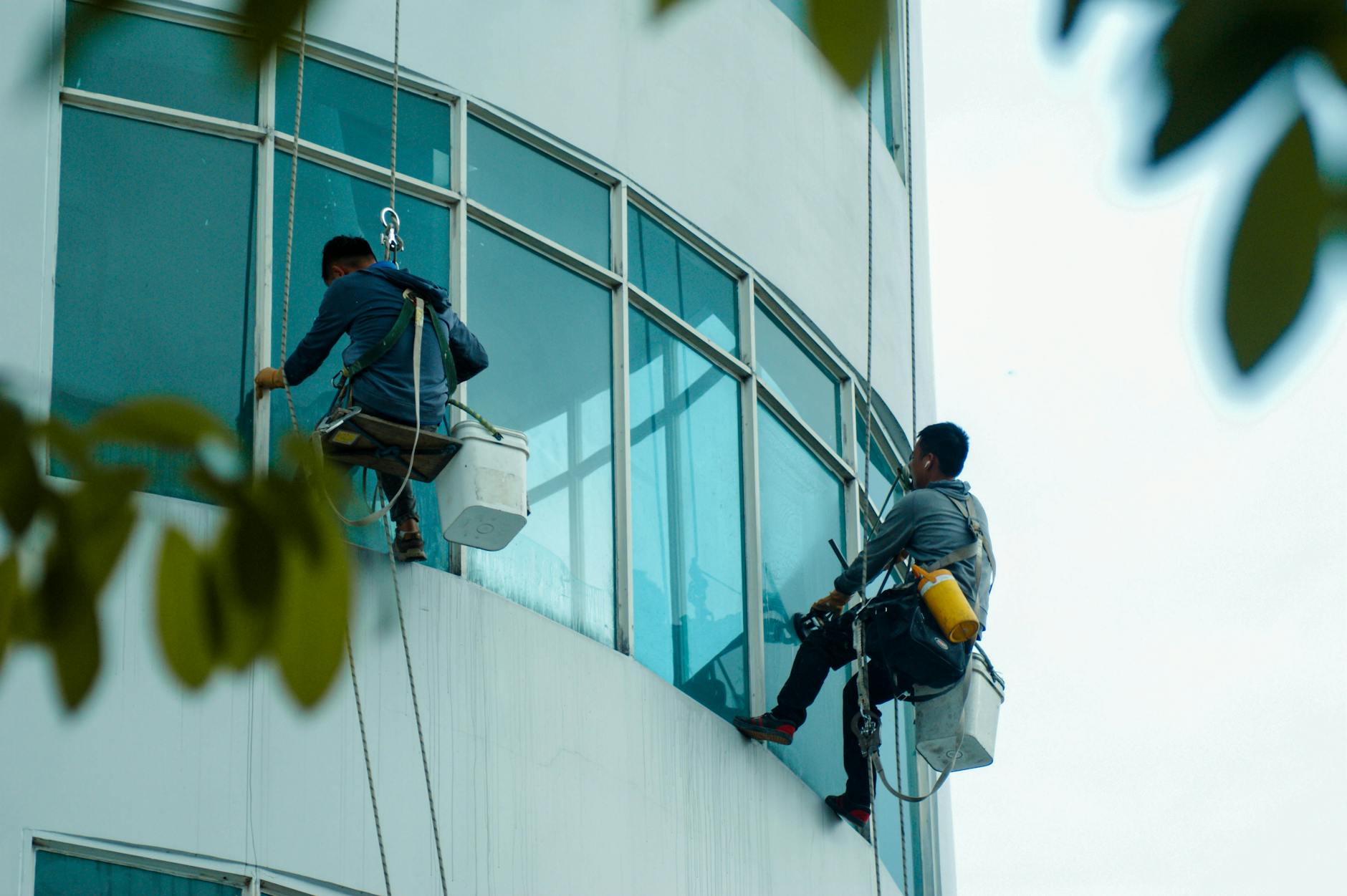 APR para trabalho em altura em Curitiba: Guia de Aplicação Homem em capacete e cinto de segurança em plataforma de trabalho em altura. — Medicina Ocupacional Curitiba