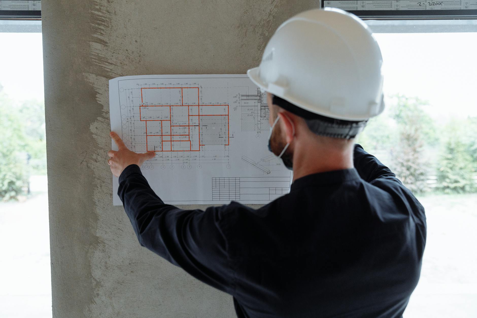 Como implementar Designado CIPA em Curitiba: Checklist Técnico Um grupo de pessoas em uma sala de reunião discute um projeto em um quadro branco. — Medicina Ocupacional Curitiba