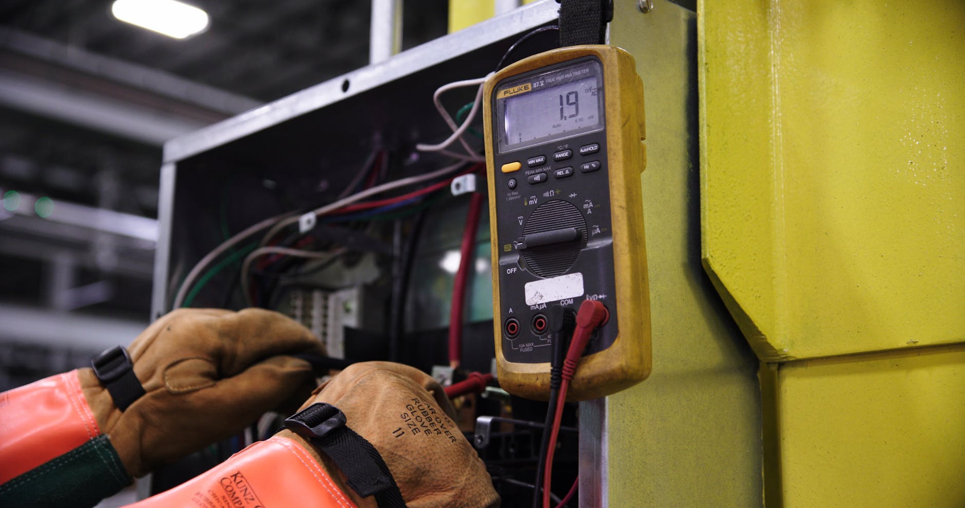 Caminhão da Onics Energy estacionado em frente a um prédio com a placa "LIP". — Medicina Ocupacional Curitiba
