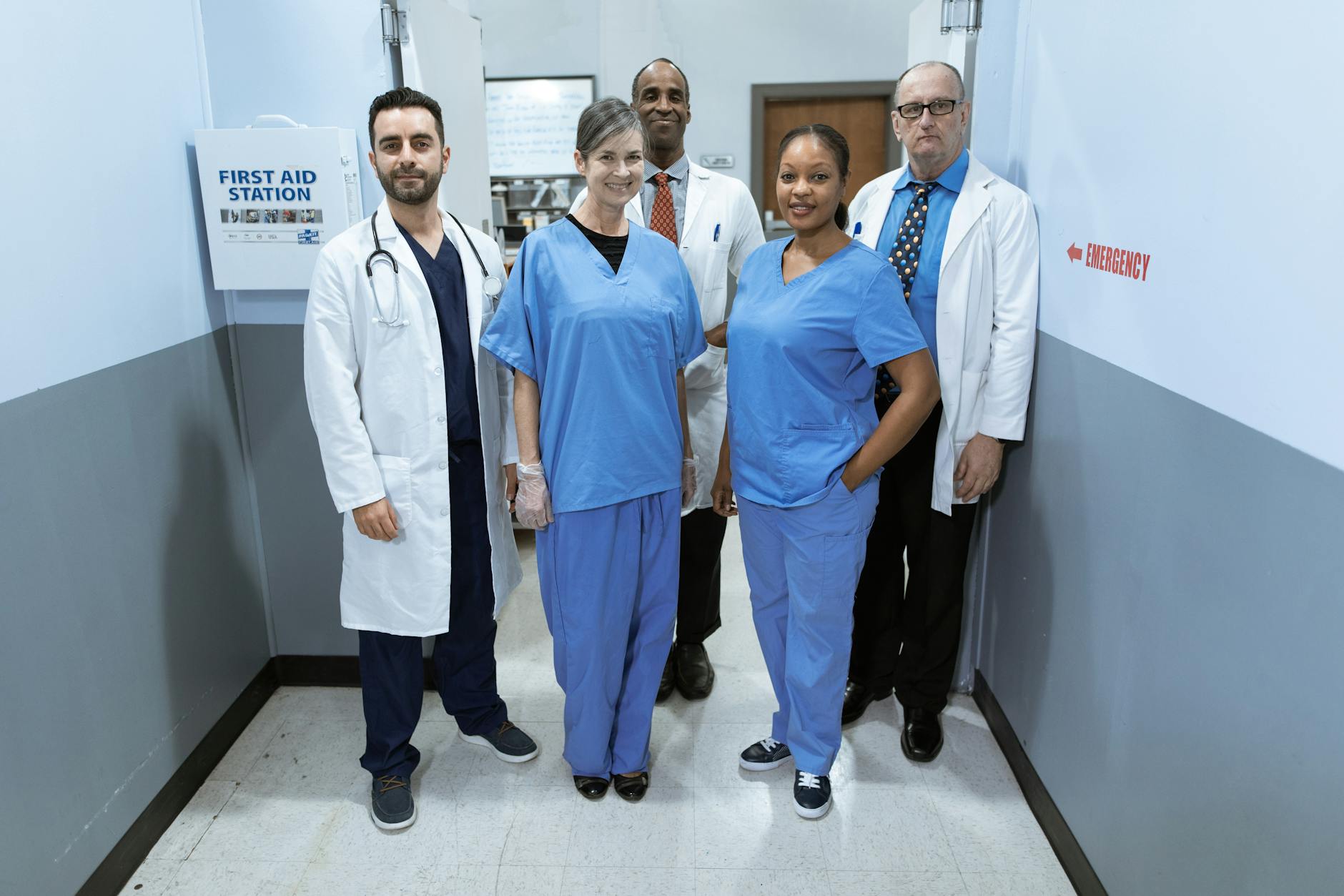 Profissionais de enfermagem em reunião, discutindo documentos e gráficos em um escritório. — Medicina Ocupacional Curitiba