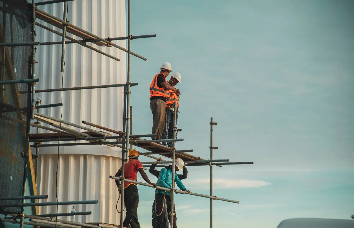 Inventário de Riscos NR-01 Curitiba: o que sua empresa precisa cumprir Trabalhadores em andaimes em um projeto de construção ao ar livre nas Maldivas. — Medicina Ocupacional Curitiba
