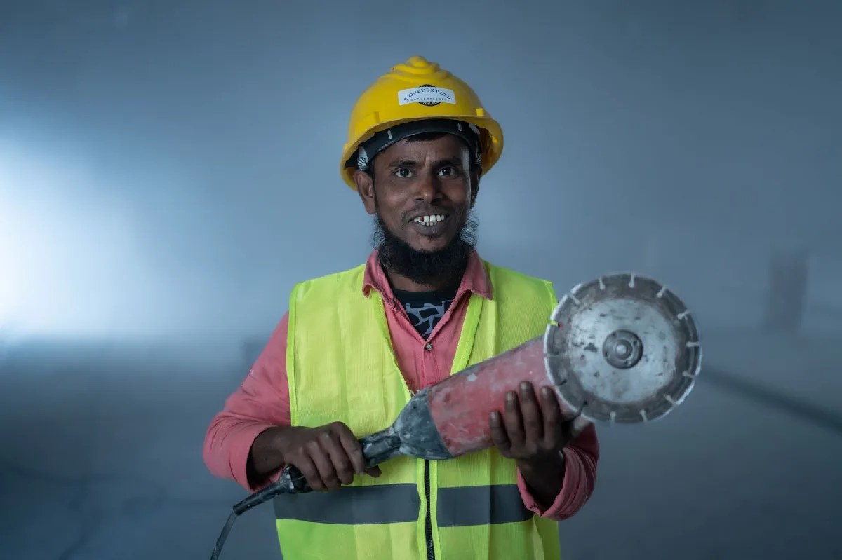 Inventário de Riscos NR-01 em Curitiba: Regras e Conformidade Trabalhador da construção civil segura ferramenta, usa EPI em canteiro de obras. — Medicina Ocupacional Curitiba