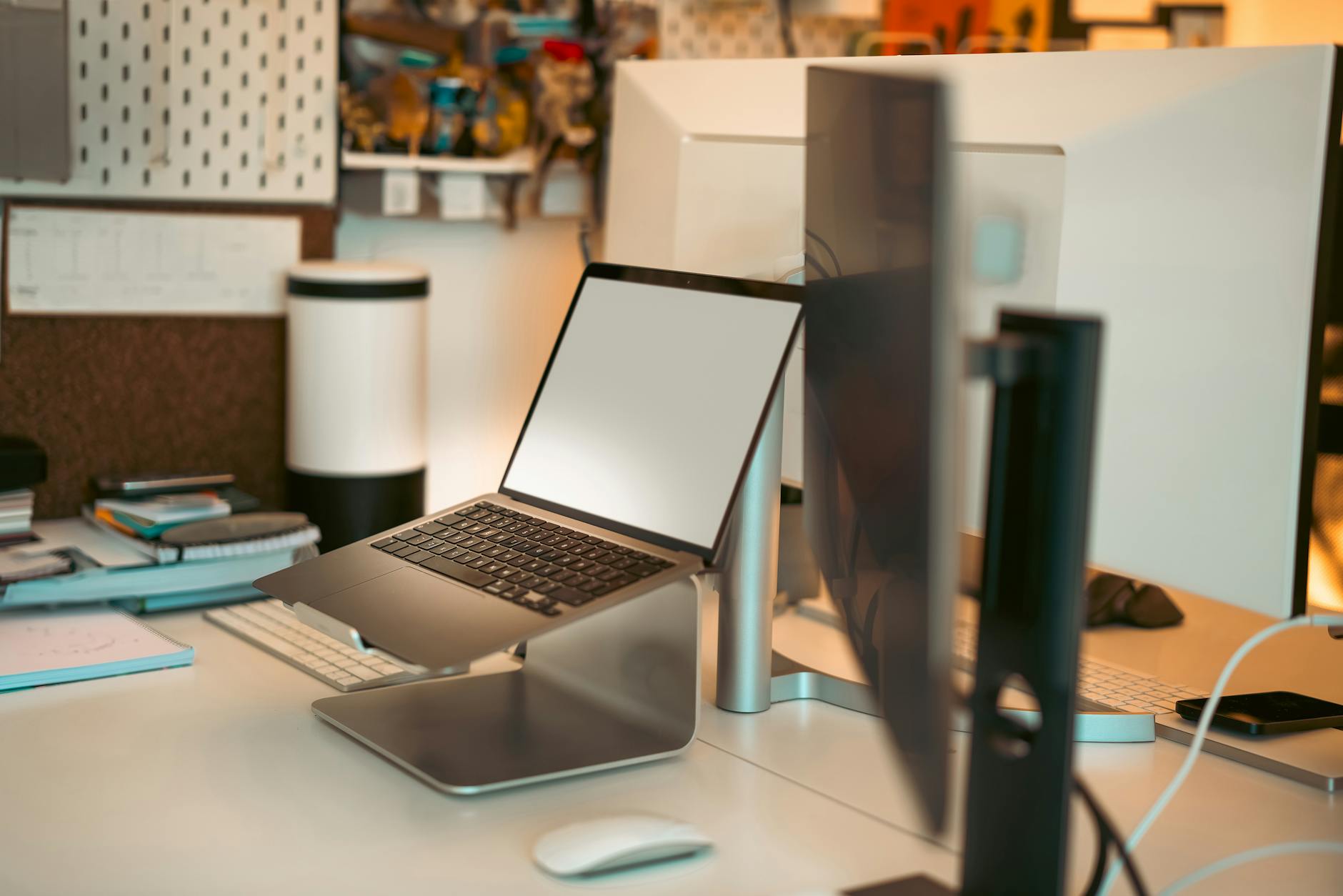 Homem sorri em frente a um computador com um laudo ergonômico sobre a mesa. — Medicina Ocupacional Curitiba