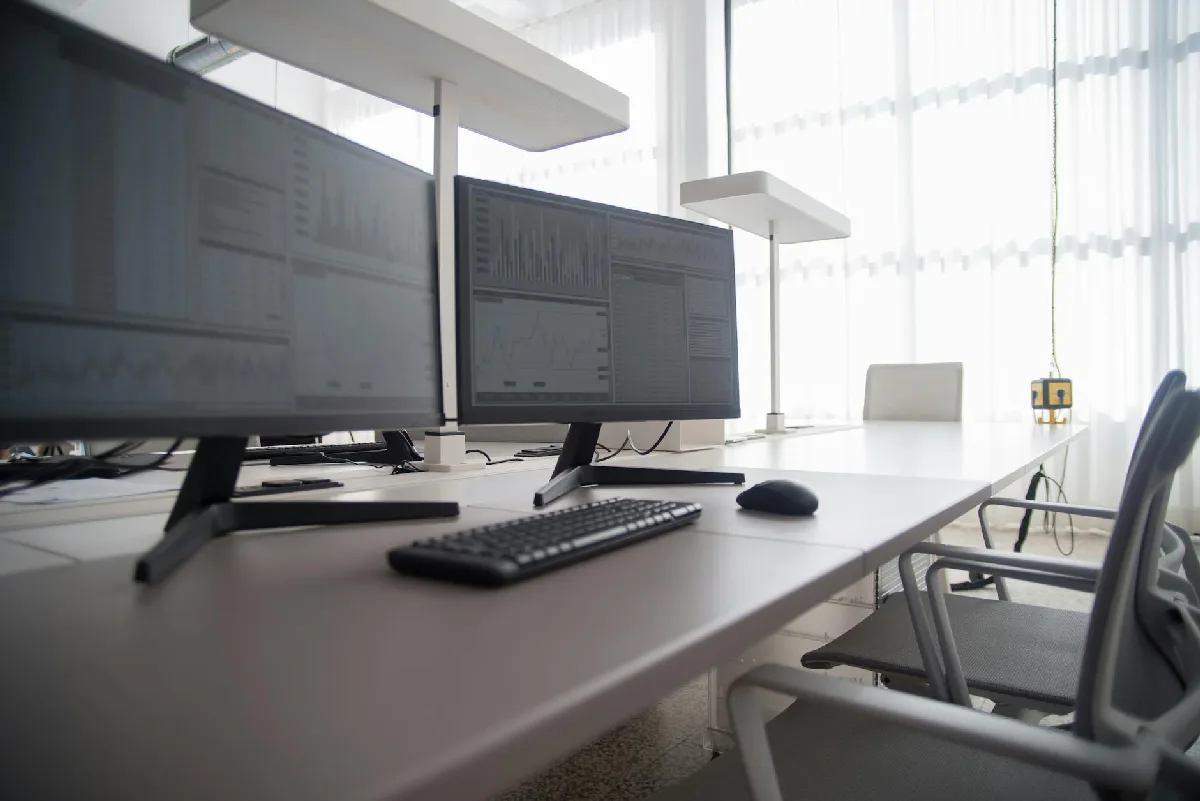 Laudo Ergonômico NR-17 em Curitiba: Conformidade e Prazos Homem trabalhando em escritório com mesa e computador. — Medicina Ocupacional Curitiba
