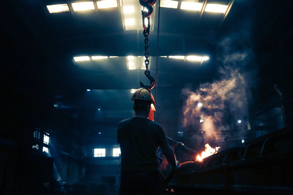 LIP em Curitiba: Conformidade Técnica e Proteção Legal Um homem de terno sorri em frente a um prédio moderno. — Medicina Ocupacional Curitiba