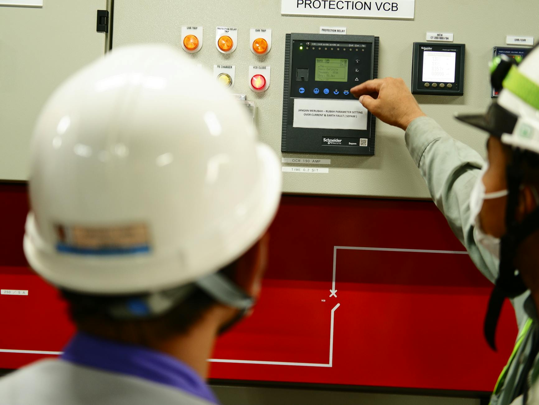 NR-10 Eletricidade em Curitiba: Guia de Treinamento e Segurança Um grupo de pessoas em um treinamento de segurança elétrica. — Medicina Ocupacional Curitiba