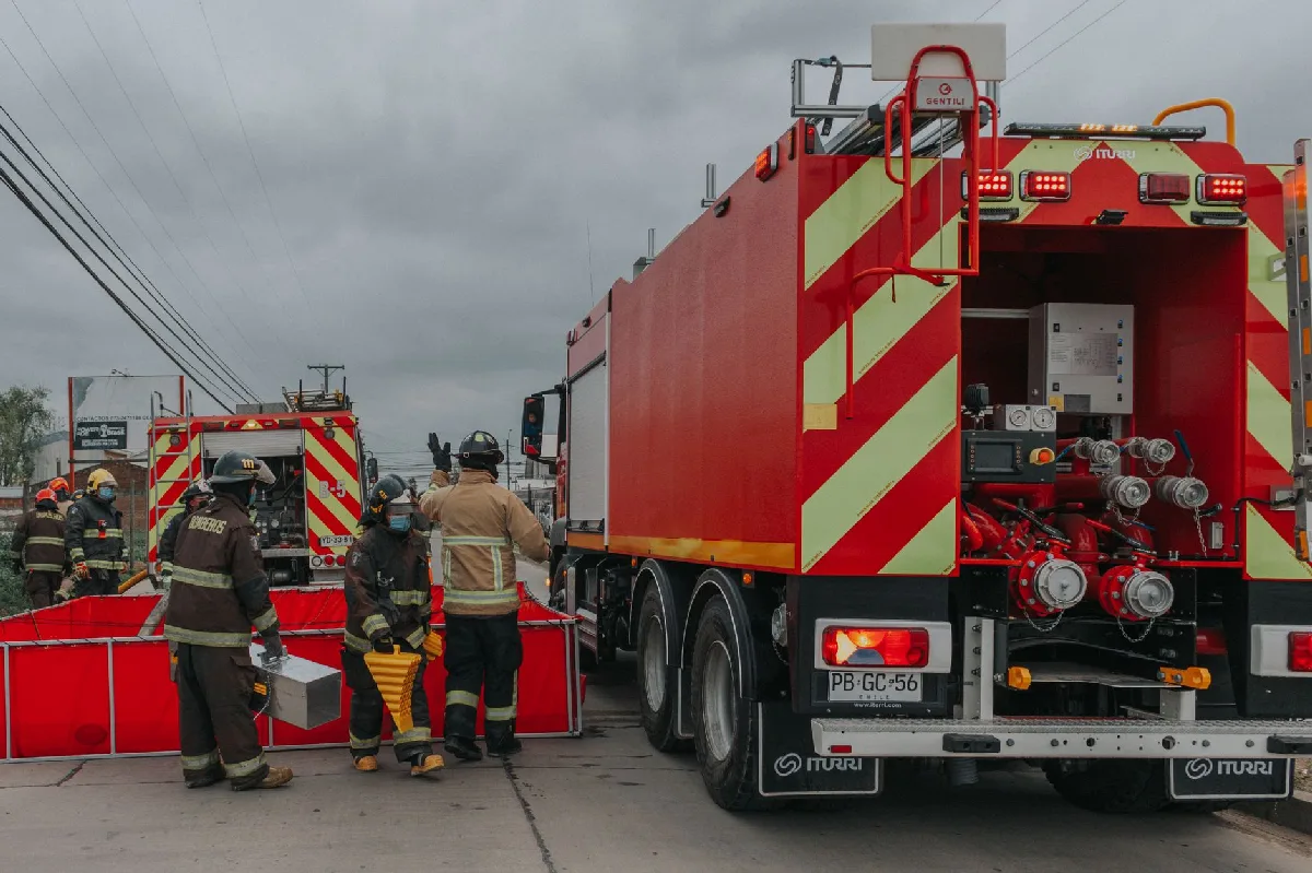 Estratégias para Gestão do Plano de Ação NR-01 em Curitiba Bombeiros preparam equipamentos com caminhões de bombeiros durante resposta a emergência. — Medicina Ocupacional Curitiba