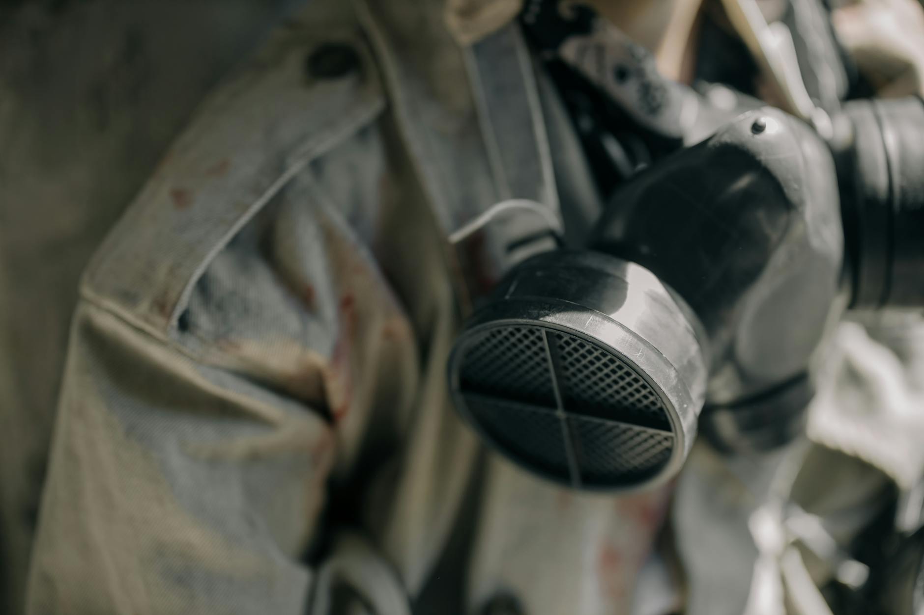 Um grupo de pessoas em um escritório, usando máscaras e equipamentos de proteção. — Medicina Ocupacional Curitiba