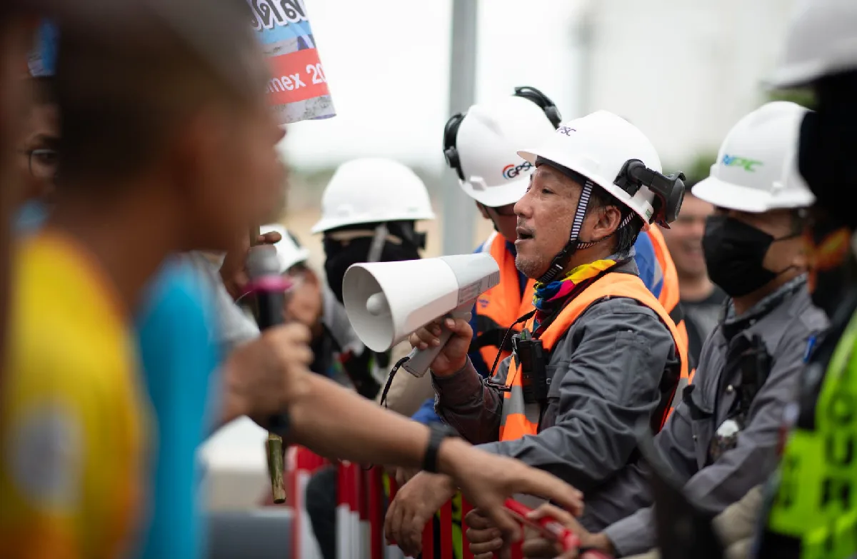 SIPAT para indústrias de Curitiba: Eficácia e Regras Legais Trabalhadores em protesto com seguranças, com foco em segurança e comunicação. — Medicina Ocupacional Curitiba