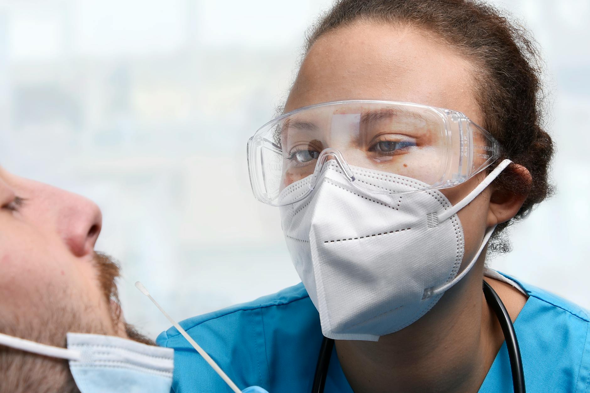 Homem testa respirador facial em laboratório. — Medicina Ocupacional Curitiba