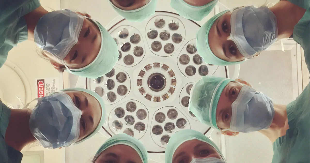 Exame retorno ao trabalho em Curitiba - médico avaliando colaborador