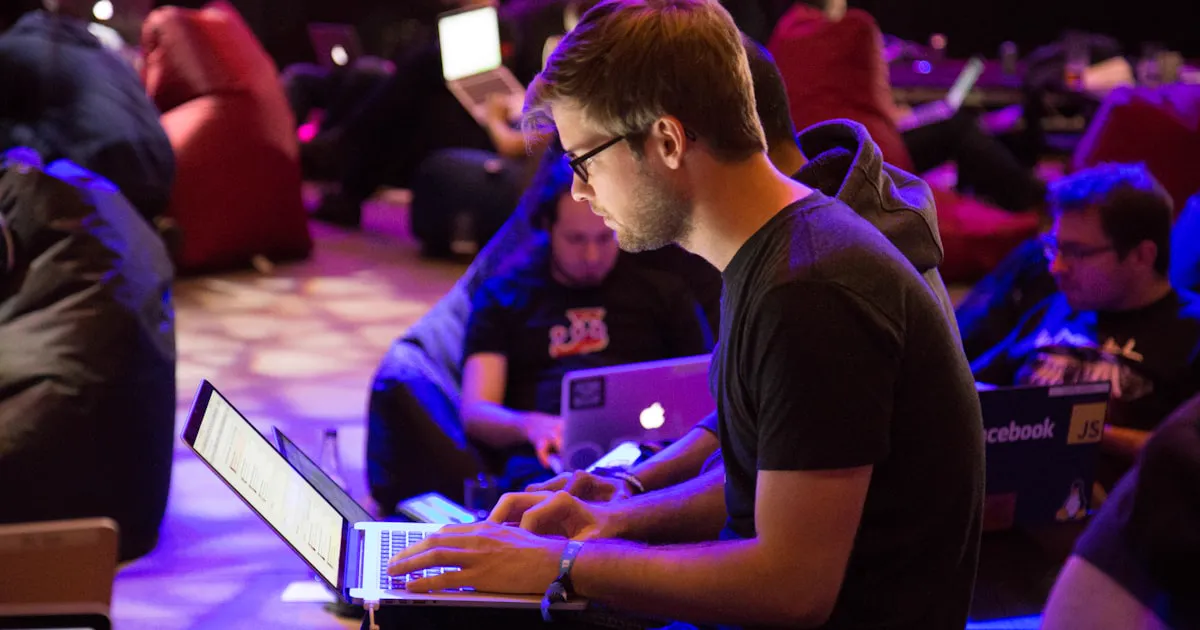 Profissional em ambiente de trabalho industrial avaliando condições ambientais para LTCAT