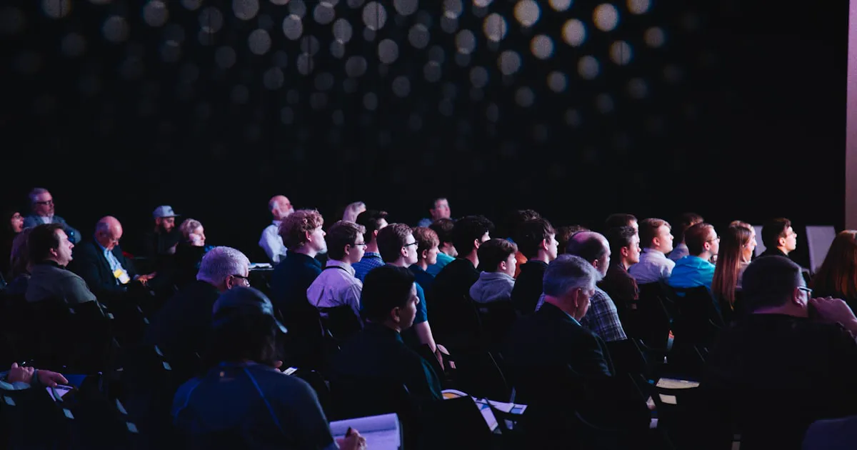 Palestra corporativa engajadora durante a SIPAT em ambiente industrial — palestrante interagindo com funcionários