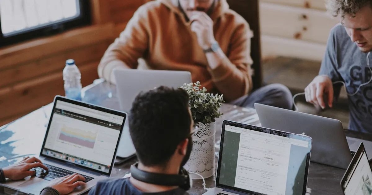 Equipe multidisciplinar de médicos e engenheiros da Medicina Ocupacional Curitiba